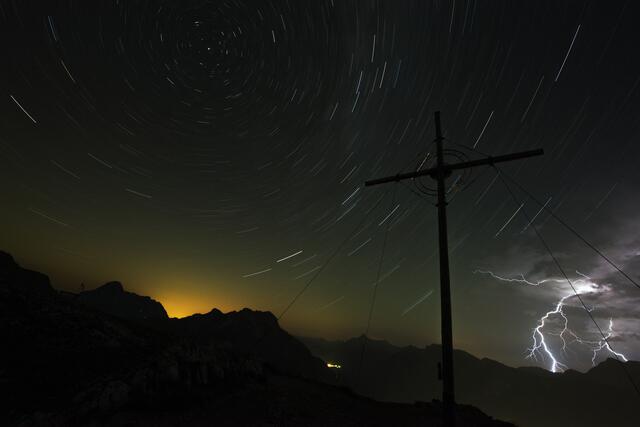 Bild # 9830: Blitz am Horizont vom Kriegerhorn aus  in Richtung Nor- Ost gesehen. Schon um 1 Uhr (am 15,8,) blitzte es am Horizont und alle Unwetter zogen in Richtung Osten weiter ohne in die Nähe des Kriegerhorns zu kommen. Dieses Schauspiel dauerte bis 4 Uhr in der Früh. Im 1. Kommentar von mir findet sich der Link zur Aufnahme "Wetterleuchten # 9872" | Foto: © by Fritz Rinner