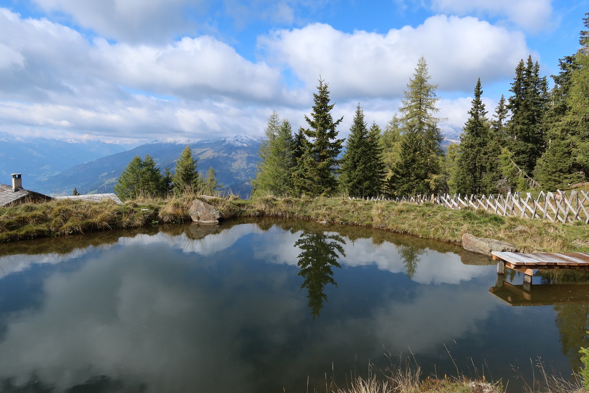 Wer möchte kann hier noch die Füße im Teich kühlen