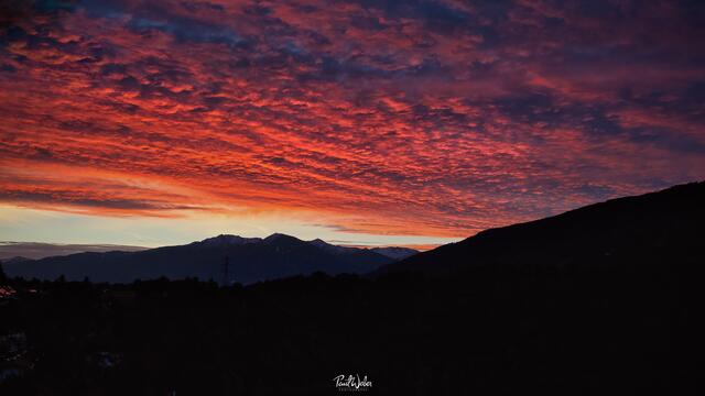 Der Himmel brennt um 07:12 über dem Patscherkofel. Was für ein herrliches Naturschauspiel. | Foto: Paul Weber
