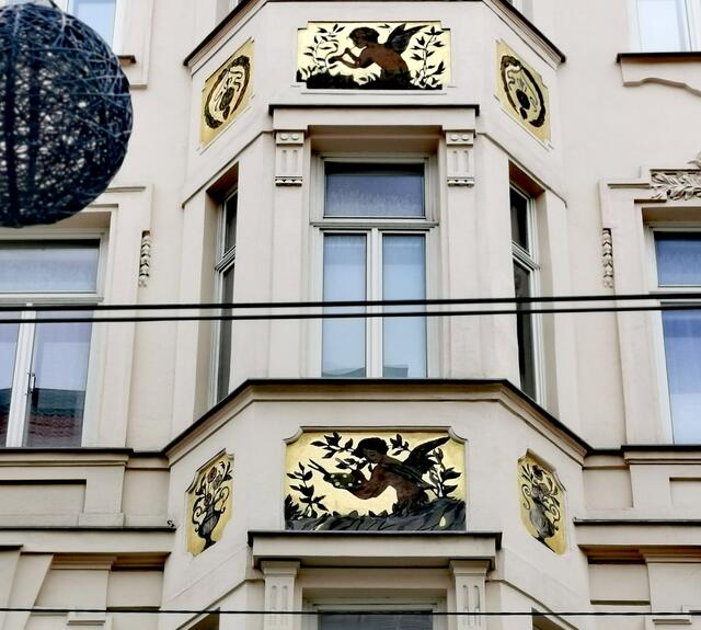 Solche Besonderheiten sind zu finden, wenn wir bewusst die Schönheiten wahrnehmen und unseren Blick über die wunderbaren alten Häuser wandern lassen.
Gesehen in der Josefstädter Straße