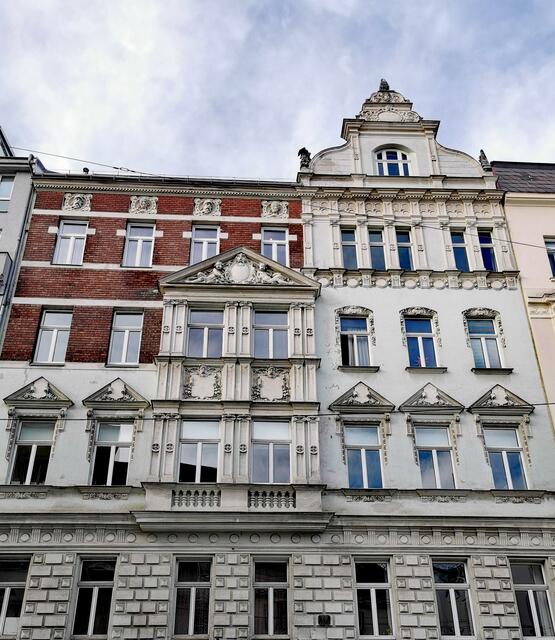 Dieses Haus in der Skodagasse verwundert mich immer wieder und regt meine Fantasie an:
Haben sich Bauherr und Architekt nicht einigen können? Oder konnte der Bauherr sich über das Aussehen des Gebäudes nicht entscheiden? Stilvielfalt
