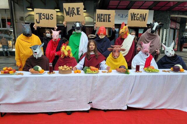 Weihnachten, das Fest der Liebe? Für die Tiere bedeutet es pure Gewalt, wenn die Feiertage beginnen. Der VGT möchte uns mit dieser Aktion wohl alle zum Nachdenken bringen. Denn Mitgefühl und Nächstenliebe kennt keine Grenzen - auch nicht der Art.  | Foto: VGT.at