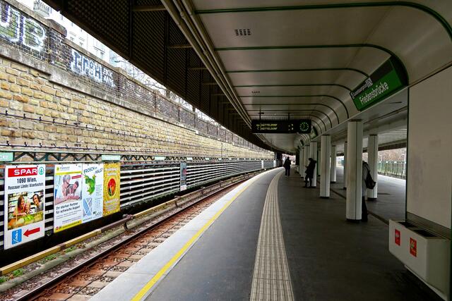 ...nämlich unsere Öffis - hier die Station Friedensbrücke der U4