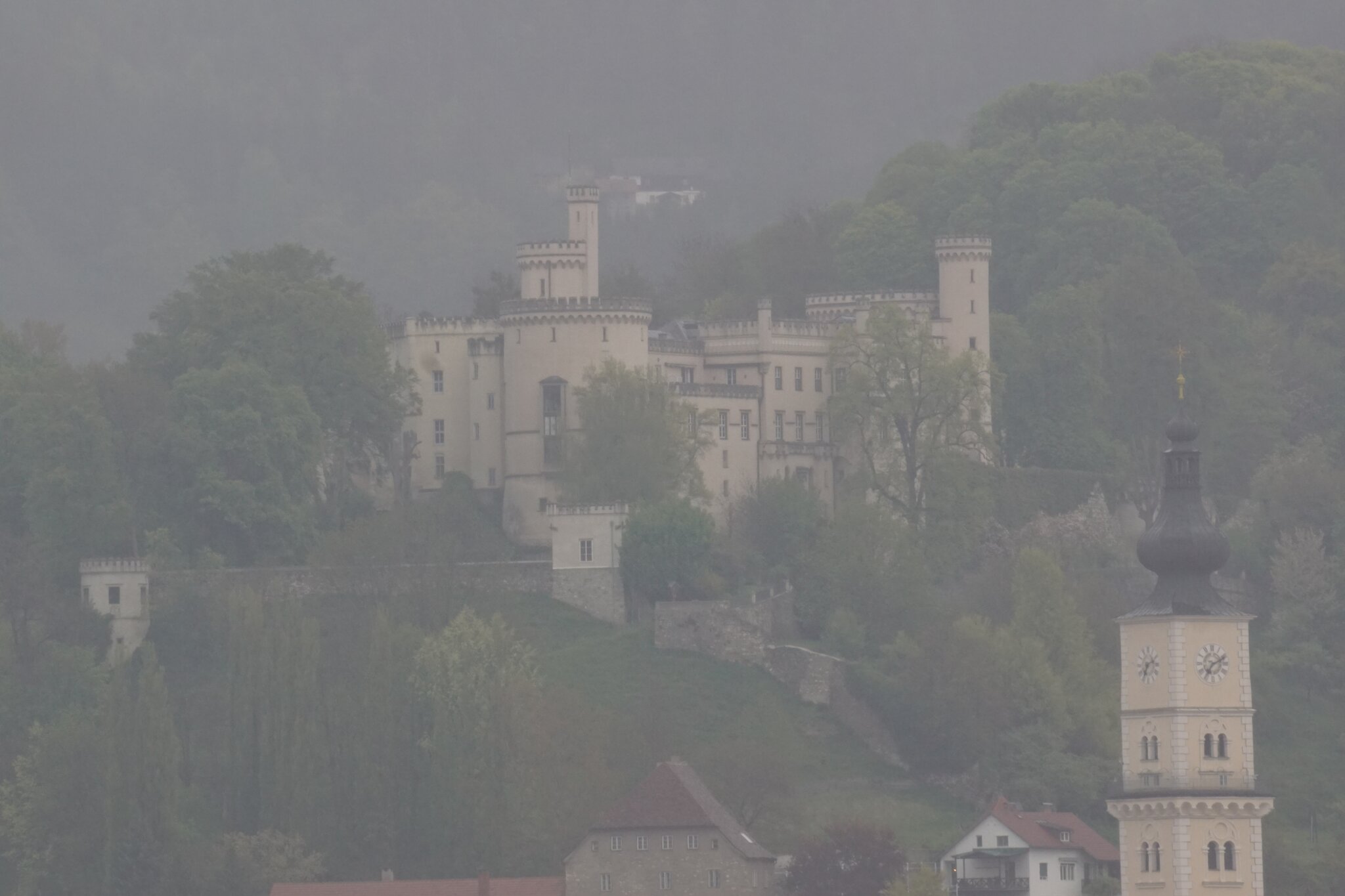 das Schloss Wolfisberg im Frühling