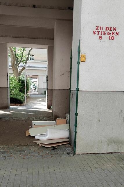 Im Winarskyhof ist es üblich, den Sperrmüll einfach auf dem Gehweg zu deponieren. Irgendwer wird ihn schon wegräumen. Was denken sich diese Menschen dabei?