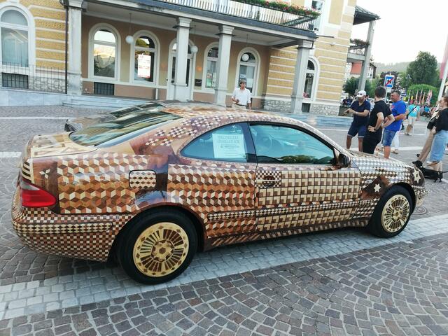 Und noch ein Sonderexemplar! 
Mit Echtem Holz foliert.