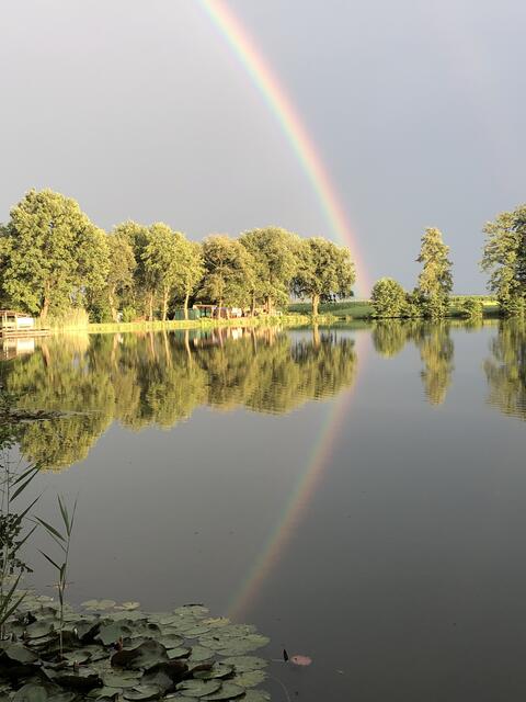Regenbogen am Fürholzteich, Bezirk Melk, Südliches Waldviertel, am 4.7.2022. „Es heißt, unterm Regenbogen wohnen reiche Leute,“ sagt meine Mutter. Ich kenn‘s ein bisserl anders: „Am Ende des Regenbogens liegt ein Schatz.“ 
😊