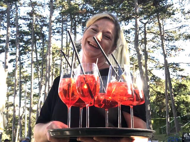 Veronika bringt eine große Runde Aperol! Bei Livemusik unter Föhrenbäumen ließ sich der Samstagnachmittag in der Milchbar im Thermalbad Vöslau bestens verbringen. Regen gab es erst nach Badeschluss um 20 Uhr. | Foto: Stockmann