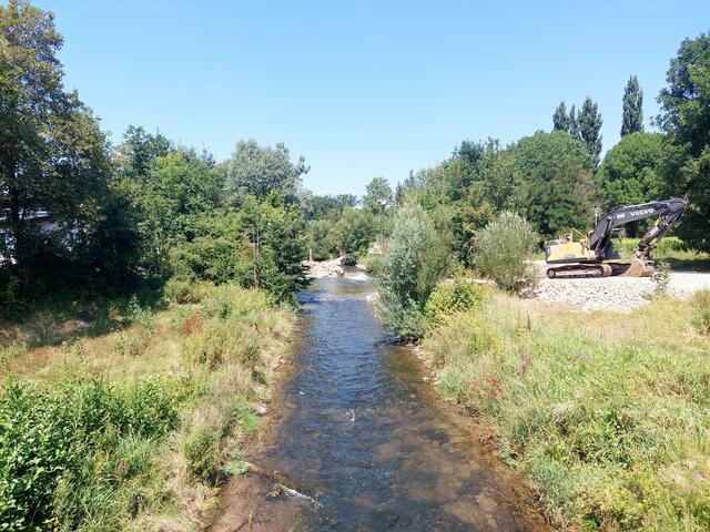 Das Bild (1)  zeigt eine aktuelle Baustelle in der Glan in der Gemeinde Ebenthal, wo mit rund 350.000 Euro die „Fischpassierbarkeit  aufwärts für die Glan und die Glanfurt“  errichtet wird. 
