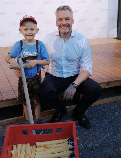 Marius Schießl, Nachwuchs-Caterer beim OÖVP-Sommerfest am Irghof, unterstütze am 25. Juli 2022 seine Familie mit seinem Besteck-Leiterwagen. Als er an der Ehrentribüne vorbei kam, fragte er ganz aufmerksam auch Bundeskanzler Karl Nehammer: "Brauchst du auch einen Besteck?" | Foto: A. Schachinger