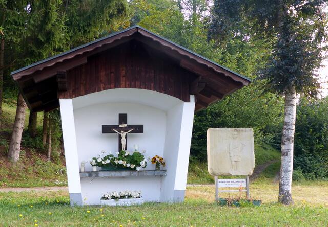 Entlang der alten Römerstraße in Moosburg wurden auf Initiative von Max Goritschnig in Zusammenarbeit mit dem Karolingerverein, Präsident Dr. Hermann Leber und der Marktgemeinde Moosburg Steine, Reliefs und Skulpturen, aufgestellt.

Die Standorte wurden so gewählt, dass ein Rundwanderweg begangen werden kann und auch Wanderwege ins Zentrum von Moosburg, zum Karolinger Museum, führen.
Dieses Projekt soll interessierten Menschen Geschichte und Kultur außerhalb von Museen zugänglich machen. Die Steine zeigen Darstellungen aus der Römerzeit, wie beispielsweise einen römischen Holzarbeiter oder den Kampf von Gladiatoren mit einem Bär.
Die Tafeln werden noch mit QR-Codes ausgestattet.

Quelle: https://www.moosburg.gv.at/aktuelles/die-roemer-und-die-karolinger/