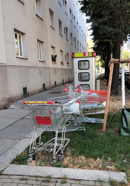 Ecke Stromstraße / Leystraße - Durchgang zum Winarskyhof. Was denken sich die Leute dabei, wenn sie Einkaufswagen, die sie aus Geschäften gestohlen haben nicht mehr benötigen und einfach irgendwo abstellen.