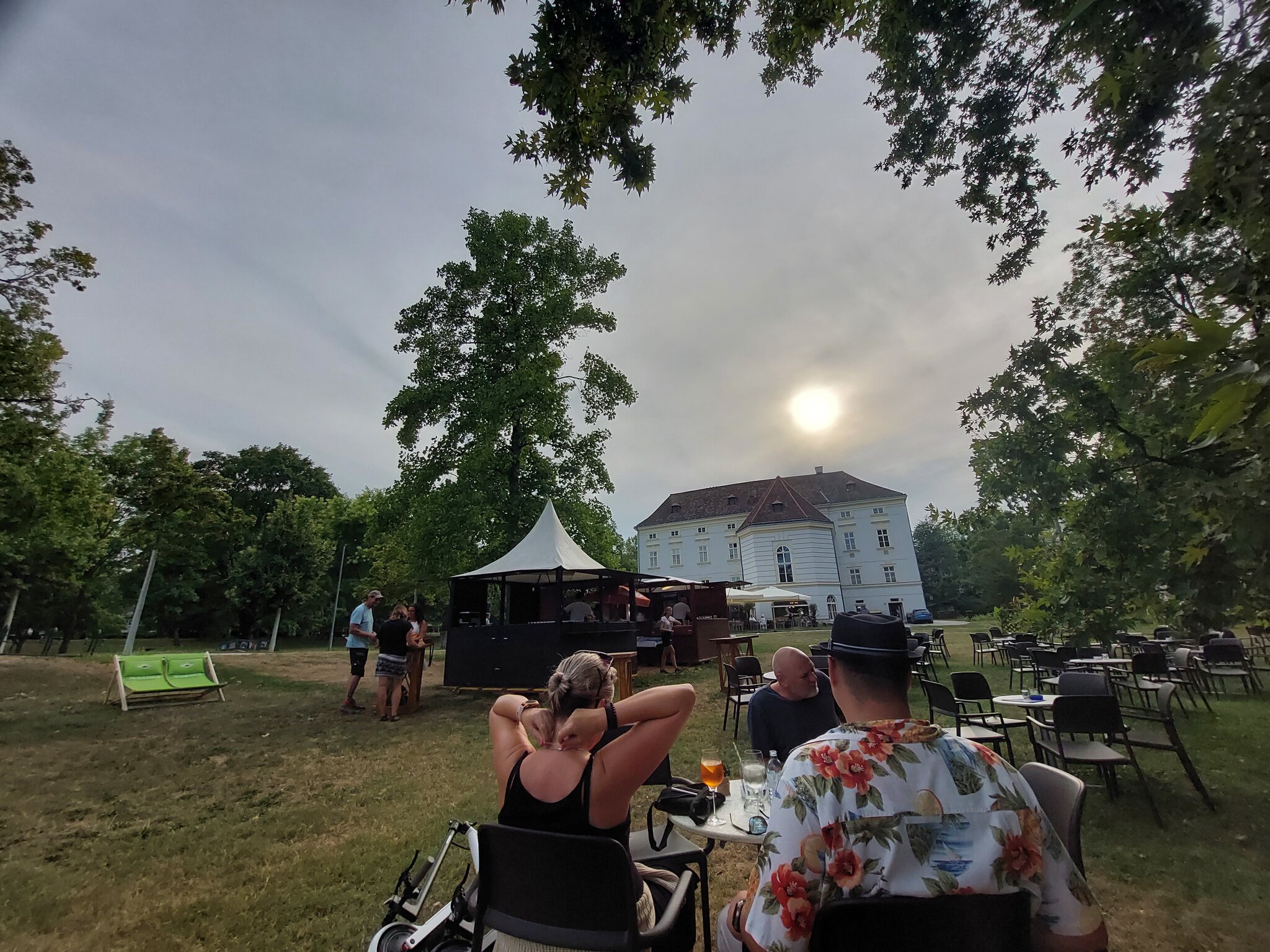Sonnenuntergang in der Sommerlounge im Schlosspark in Bad Vöslau