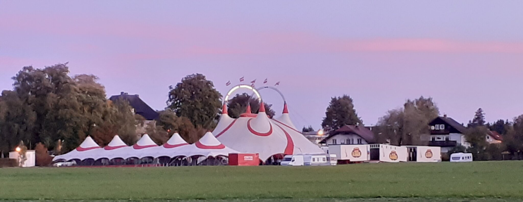 Circus ALEX KAISER gastiert in Hallein von 6.10. bis 16.10.2022 Wiese