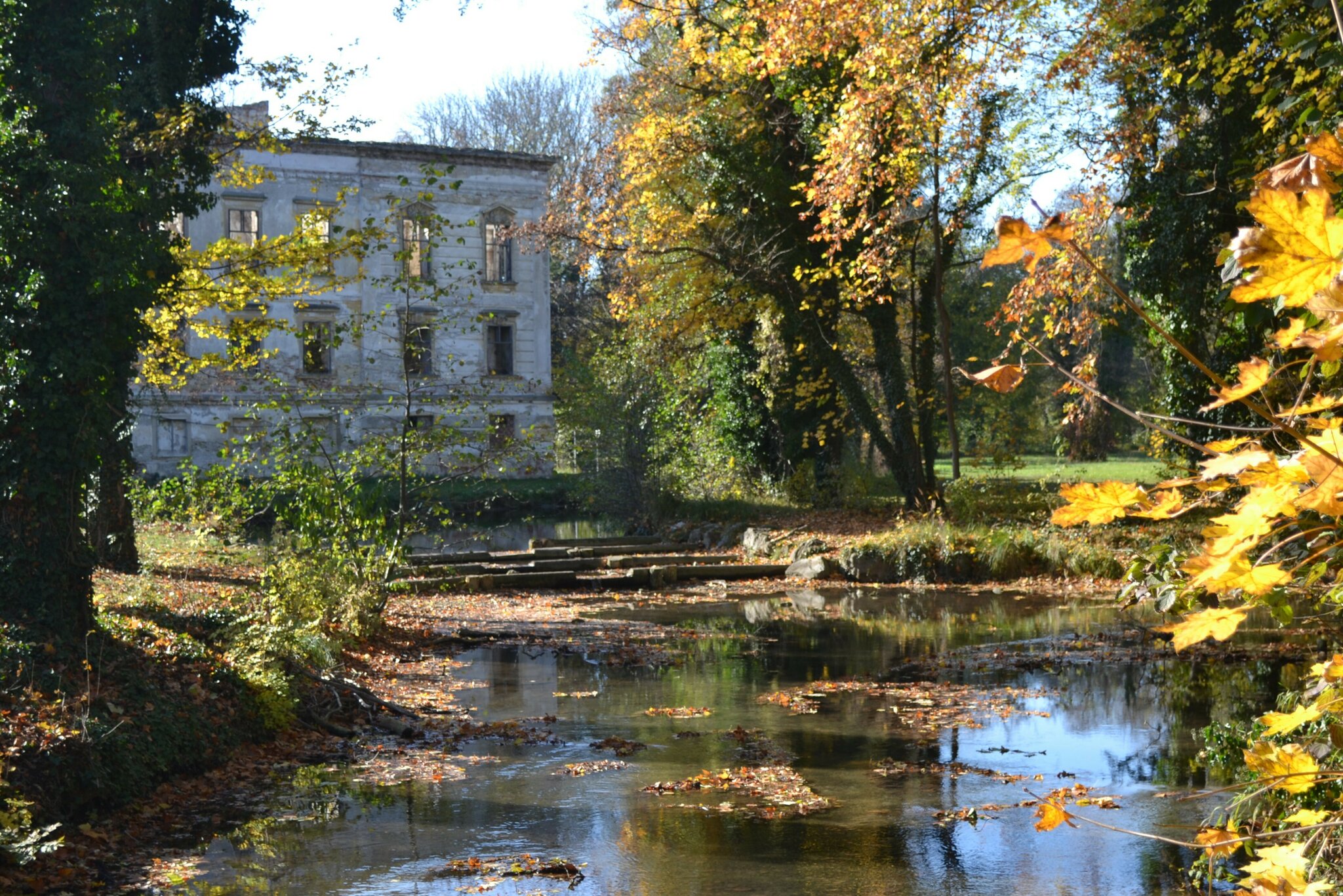 Herbstlicher Schlosspark und Schlossruine in Pottendorf