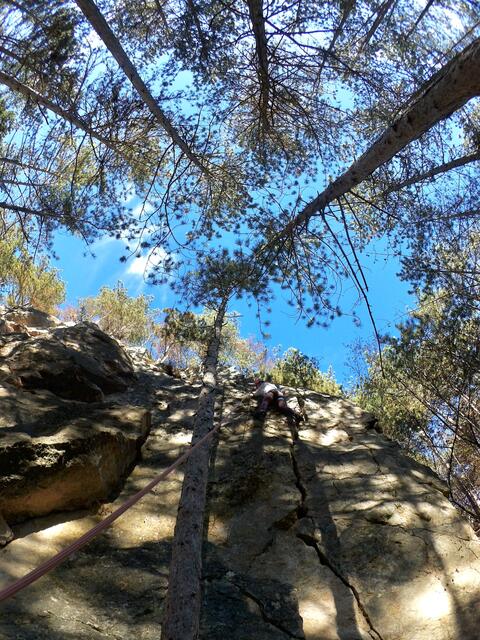Die Kletterfelsen in Bad Fischau wirken durch die Actioncam noch eine Spur beeindruckender als sie ohnehin schon sind. Und mitten drinnen eine junge Ternitzerin (12) in einer 5+ Route (Ostriss). | Foto: Santrucek
