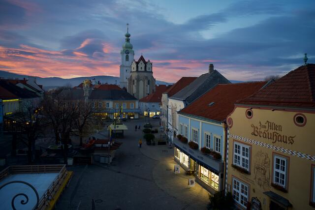 Wenn der Abendhimmel stimmig ist, hat man aus dem Saal des Neunkirchner Rathauses einen tollen Ausblick über Hauptplatz und Umgebung. | Foto: Santrucek