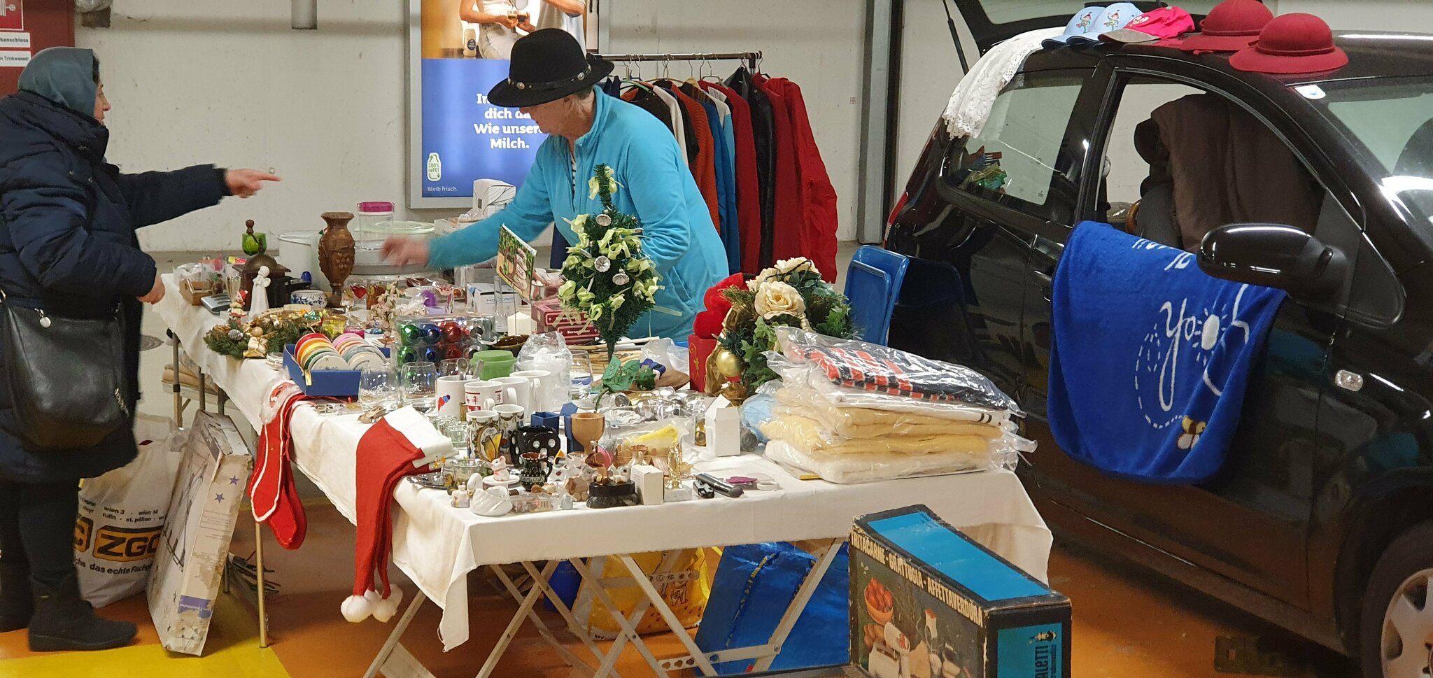 Flohmarkt als soziale Anlaufstelle in Zeiten des Sparens. Man findet