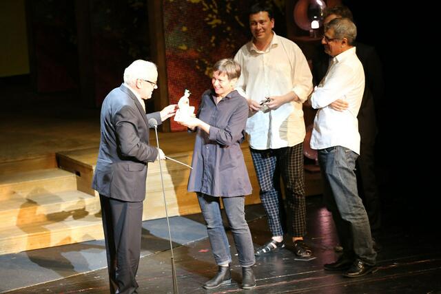 Österreichischer Musiktheaterpreis 2017: sirene Operntheater. Volksoperndirektor Robert Meyer überreicht Kristine Tornquist den Preis für die "Beste Off-Theater Produktion des Jahres" auf der Bühne der Wiener Volksoper für CHODORKOWSKI, eine Oper von Periklis Liakakis. | Foto: sirene
