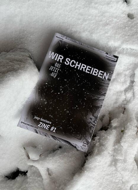 Wir schreiben das jetzt auf Zine! 
8 Junge Autorinnen, ein einfaches Zine. | Foto: Verein Sprachkunst