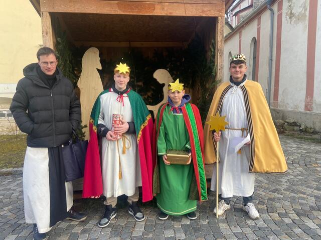 Mit Pater Moses - 
 Insgesamt 30 Kinder sind am 5., 6. und 7. Jänner in Gaaden und Sparbach als Sternsinger unterwegs.

Archiv: Robert Rieger  | Foto: Zvg. M. Thaler