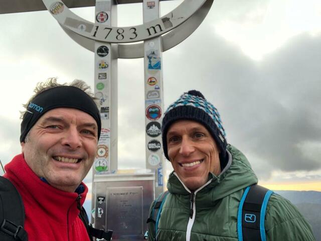 Während im Tal bereits der Wahlkampf für die bevorstehende Landtagswahl tobt, nutzten Grünbachs Bürgermeister Peter Steinwender (SPÖ) und der Neunkirchner Berufssoldat Helmut Fiedler (FPÖ) die Zeit für eine gemeinsame Klettersteigtour auf die Rax. Für sie zählt die Bergkameradschaft, nicht die Parteifarbe. Da gibt's keinen Wahlkampf im Fels. | Foto: privat