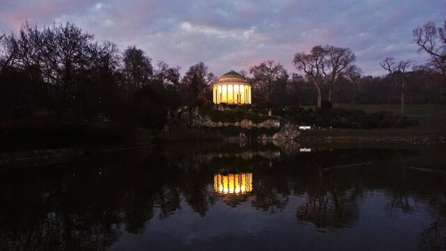 Unterwegs im Burgenland: Eisenstadt bei Nacht ... 
&gt;&gt;&gt; Im Bild - der Leopoldinentempel in der Abenddämmerung | Foto: © Silvia Plischek 