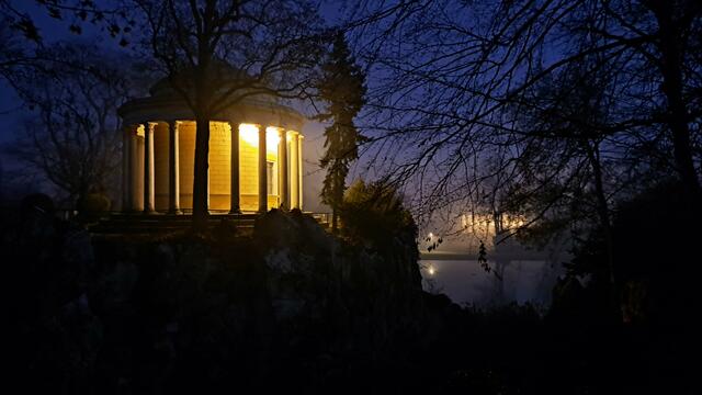 Unterwegs im Burgenland: Eisenstadt bei Nacht ... &gt;&gt;&gt; Link zur Bilddoku ... &gt;&gt;&gt; Bild: Der Leopoldinentempel im Schlosspark
 | Foto: Silvia Plischek