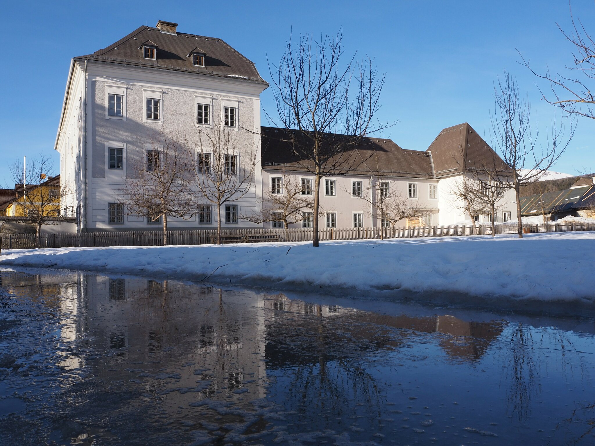Im Klostergarten mit Blick auf das ehemalige Kapuzinerkloster,...