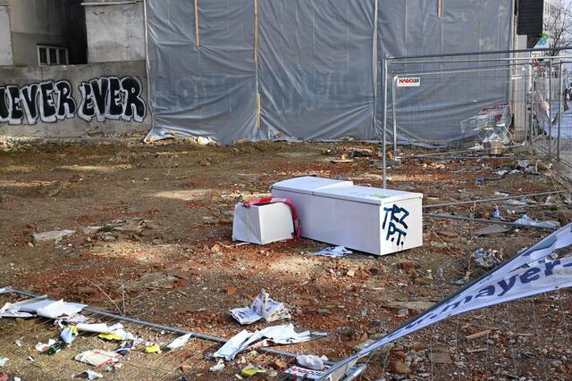 So einfach entsorgt man einen Kühlschrank. Gesehen in der Schönbrunner Straße. | Foto: © Gabriele Czeiner