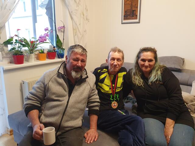 Von links nach rechts Ernst Berger, Regionaut Robert Rieger und Doris Berger 2023
Krankenbesuch von der Faschingsgilde Guntramsdorf QUA QUA und Orden Übergabe an Regionaut Robert Rieger  | Foto: Robert Rieger Photography 