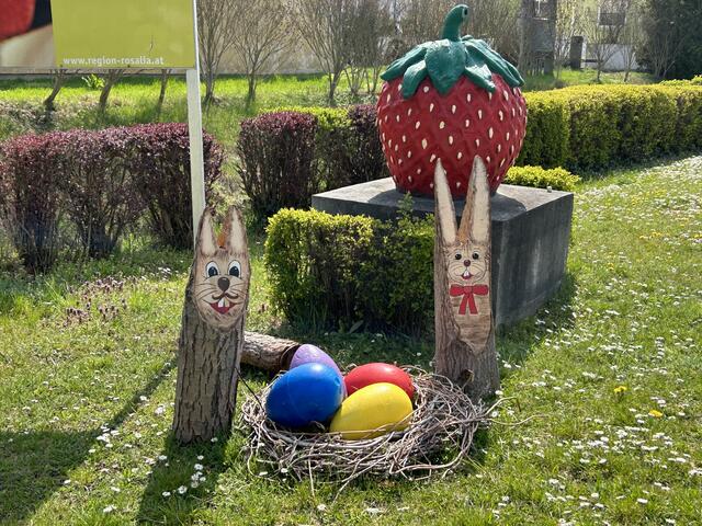 Viele nutzten das herrliche Wetter am Ostermontag für einen Spaziergang. Man genoss die Sonnenstrahlen und bewunderte noch die eine oder andere Osterdekoration, so auch in Wiesen.  | Foto: Barbara Diewald 