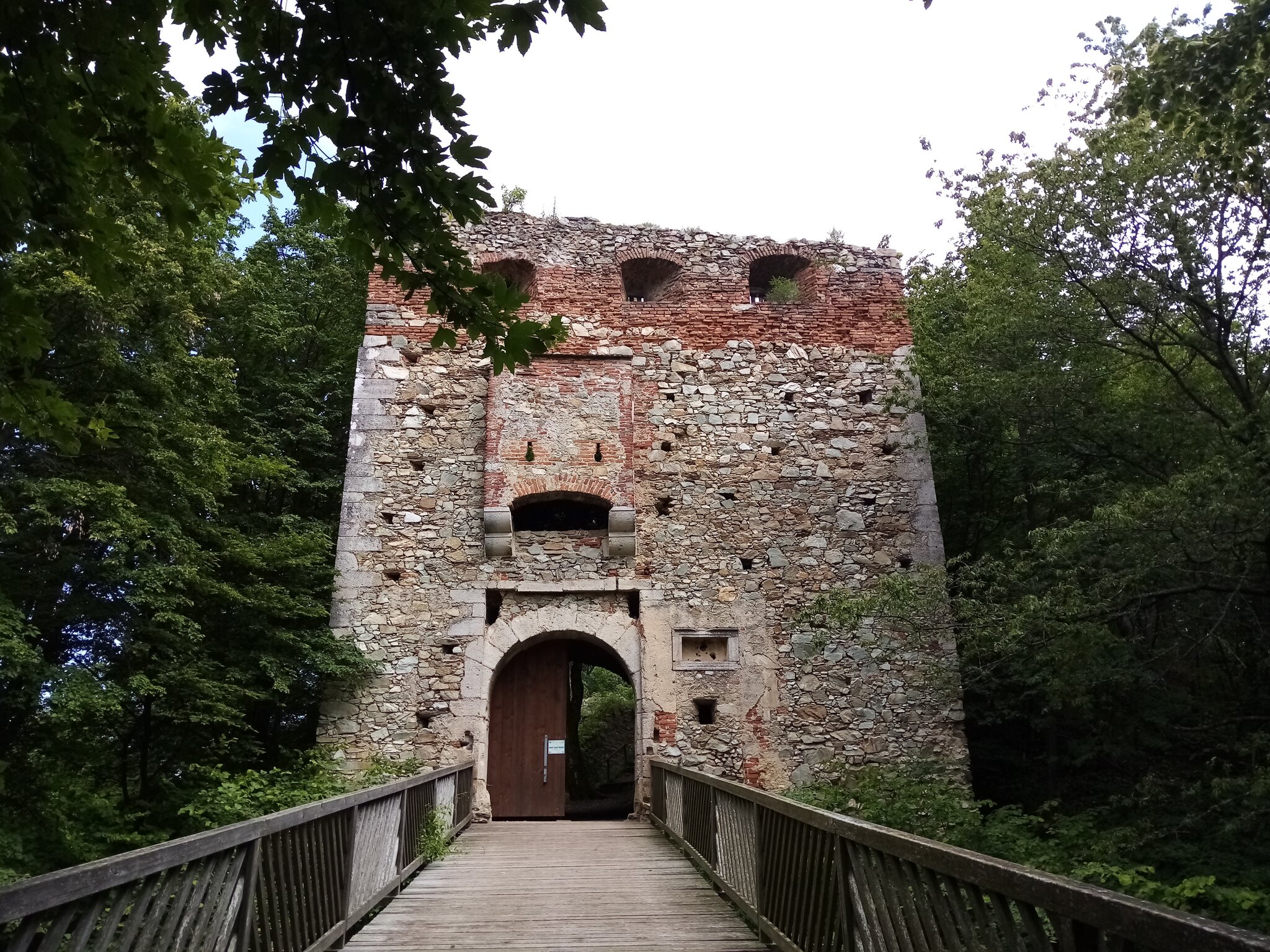 In welche Ruine schreitet man über diese Brücke?