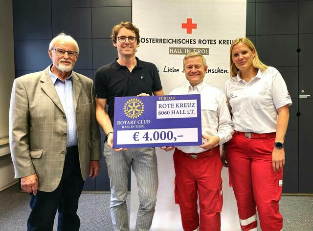 Die Rot-Kreuz Tafel hat eine großzügige Unterstützung durch Mitglieder des Rotary Club Hall in Tirol erhalten. Präsident Dr. Günter Gast und Dr. Ernst Schuler übergaben den Scheck an die Teamleiterin der Tafel Kerstin Telesklav und Obmann Andreas Hlavac. | Foto: Rotes Kreuz Hall
