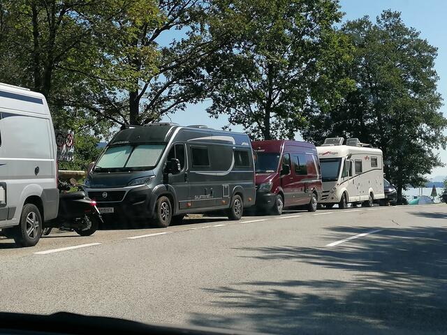 Camper, Wohnmobile, Zelte besetzen Freien Seezugang. Fuer rasches Abkühlen, kurz Schwimmen fuer Läufer und Radfahrer gedacht. Laut Schild Campen verboten, hindert niemand. Schade um die gute Initiative von L H Peter Kaiser.  | Foto: Bild T. Gregoritsch 