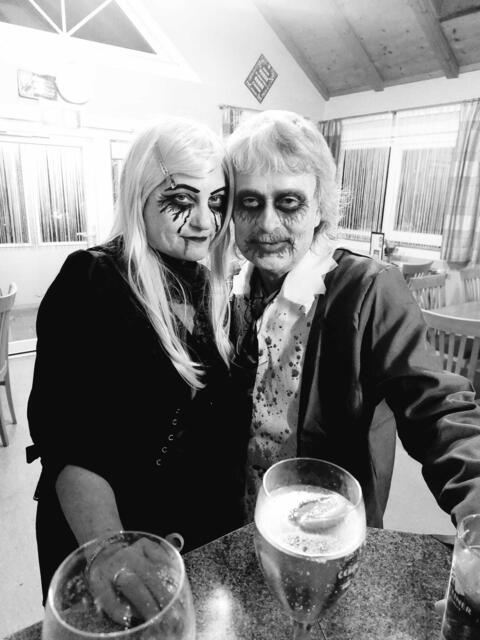 Zu Halloween 2023 kam dieses Verkleidet-Paar in Brodersdorf zum Wirtshaisl zu besuch!  | Foto: Gerald Dreisiebner