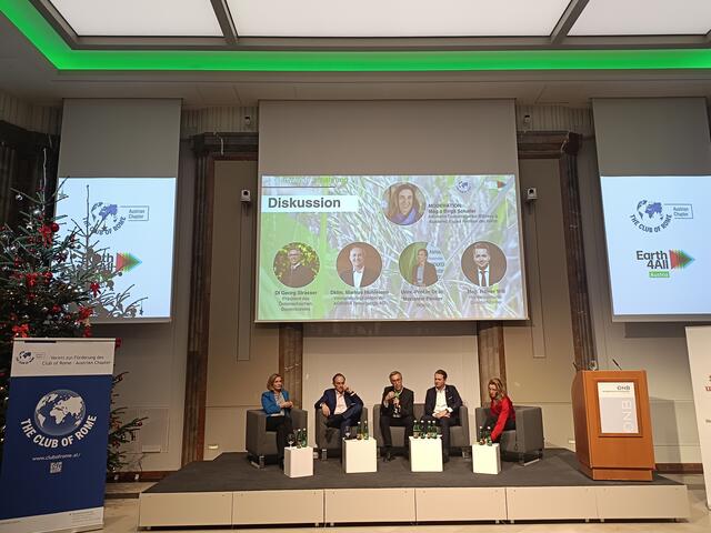 Club of Time, Earth4all
Li.n.re.: Moderation Mag.Birgit Schaller,
Dkfm Markus Mühleisen: Vorstandsvorsitzender Agrana,
DI.Georg Strasser:Präsident österr.Bauernbund,
Mag.Rainer Will: Handelsverbandsgeschäftsführer,
Univ.Prof.Marianne Penker: BOKU 