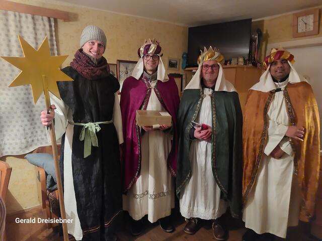 Die Erwachsenen Sternsinger waren auch im OT Ungerdorf unterwegs. (re,) Kaplan Tinomon Joseph , Norbert Kortus-Petz und Thomas Wilhelm. | Foto: Gerald Dreisiebner 