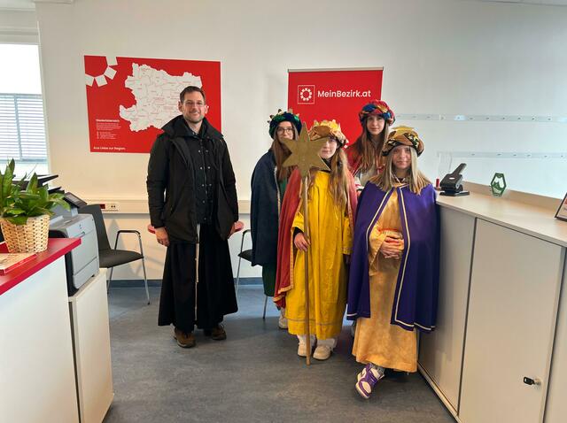 Die "Heiligen drei Könige" sind wieder unterwegs. Bei ihrer Tour schauten sie auch in der BezirksBlätter-Redaktion in Neunkirchen vorbei. | Foto: Edina Besic