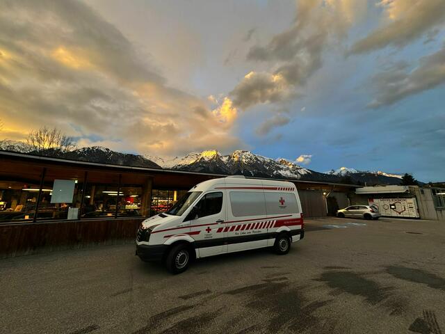  Karwendel bei untergehender Sonne mit SammelKfz Team Tafel RK Hall | Foto: Lorenz Mair
