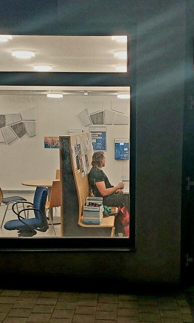 Im Foyer der Sensengasse 3a sitzt Pogo wie ein Student... Bildungswissenschaft? Sprachwissenschaft? Oder gar Vergleichende Literaturwissenschaft? | Foto: Zuzana Kobesova 2024