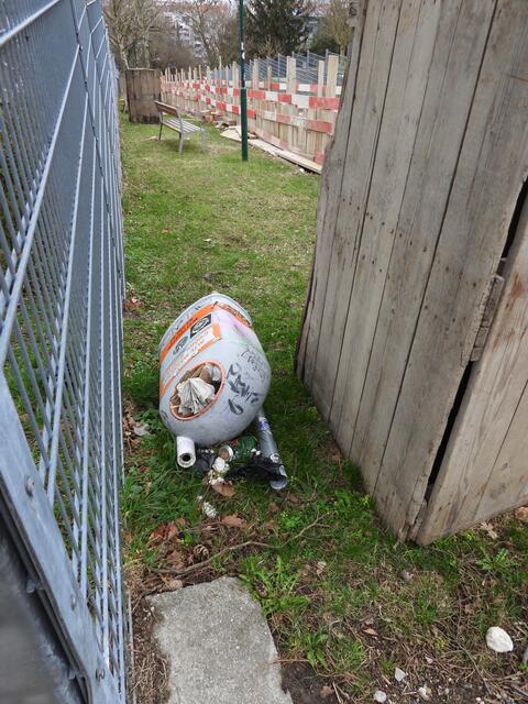Die Bauarbeiten für den Wasserspeicher in Wien 18 (Czatoryskigasse) ziehen sich durch den Grünbeckweg. 

Nur, bitte, liebe Bauarbeiter:innen: Wenn ihr beim nächsten Mal einen Mistkübel abmontieren müsst, sorgt dafür, dass er zum Entleeren gefunden werden kann. Derart versteckt hinter einem verschallten Baum ist er leider ein Schandfleck. 

In Nähe zum Eingang in den Friedhof Hernals sorgt es dafür, dass Passant:innen ihres im Sinne "Ihre Papiere bitte" beitragen. Das ist nachvollziehbar, wenn womöglich die ganze Gasse plötzlich mistkübelfrei ist.

 | Foto: Zuzana Kobesova 2024