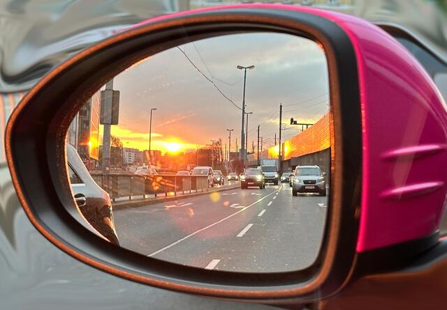 Oft ist der schönste Sonnenuntergang nur im Seitenspiegel zu sehen. | Foto: © Gabriele Czeiner
