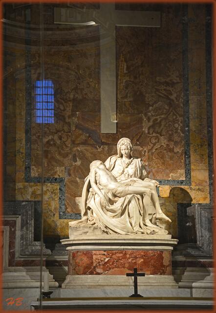 Karfreitag  --  Pieta im Petersdom. Von Michelangelo 15. Jhdt.  Das Motiv der Pietà wird von der älteren Forschung in Verbindung mit der Entstehung des Andachtsbildes gebracht. Der frömmigkeitsgeschichtliche Ursprung ist in der verstärkten Hinwendung zum Leiden Christi am Kreuz und des Mitleidens seiner Mutter mit ihrem Sohn zu sehen. wiki. # Foto Hans Baier 2021.