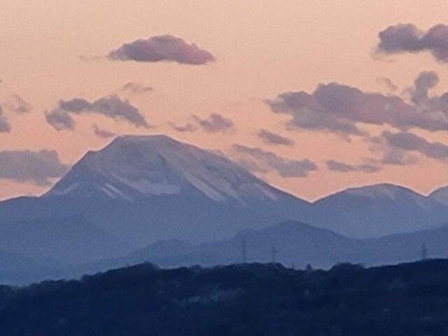 Dieses grandiose Foto vom Ötscher in der Abendstimmung konnte unser Regionaut Manfred Müller bei einem Spaziergang festhalten. Selten kann man aus so großer Entfernung einen dermaßen klaren Blick auf den Berg erlangen.  | Foto: Manfred Müller