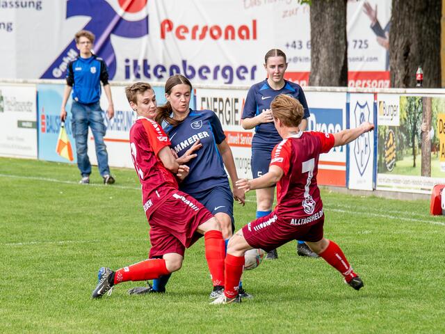 Lisa Stocker ( links) und Kerstin Anderl (rechts) im Zweikampf gegen eine Manker Spielerin - Wer wird den Ball erobern? | Foto: Stefan Pfaller