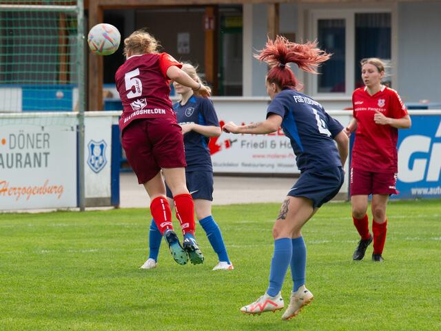 Leonie Pfeffer (rotes Trikot)- Wie meistert sie die Kopfballklärung? | Foto: Stefan Pfaller