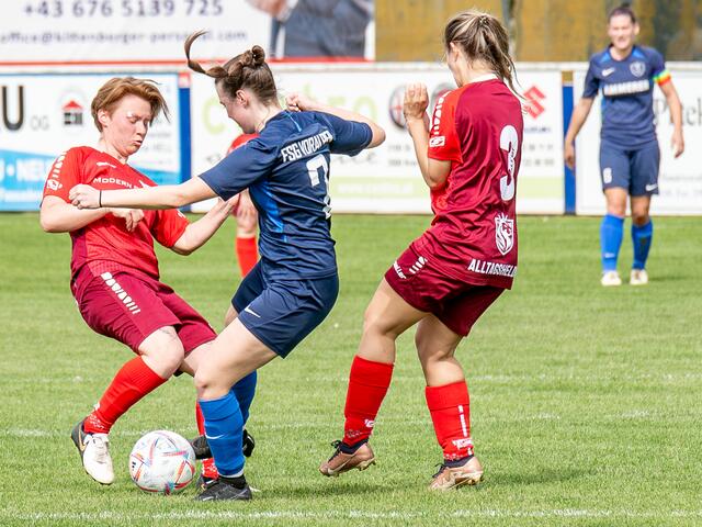 SC Herzogenburg Spielerin Kerstin Anderl (rechts rotes Trikot) und Melanie Molzbichler( links rotes Trikot) nehmen die Manker Spielerin in die "Zange" | Foto: Stefan Pfaller