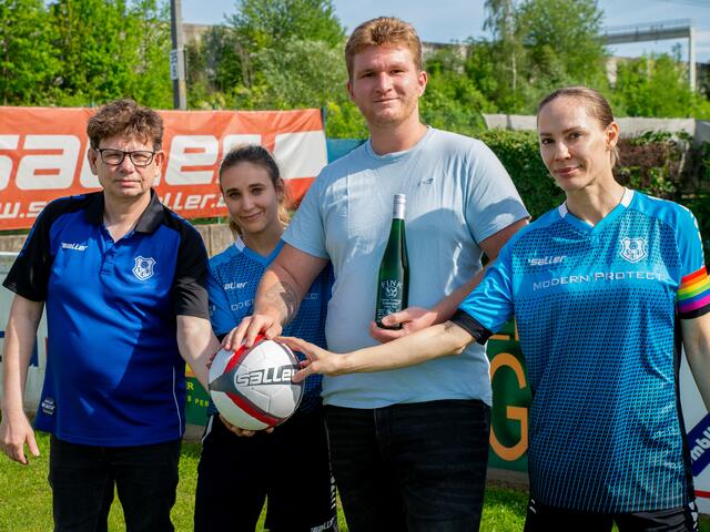 Danke an Steintechnik Steindesign und Steinmetzmeister aus Herzogenburg Stefan Anmasser für die Patronanz beim Heimsieg der SCH Frauen. 
Von links: SL Thomas Navratil, Spielerin Melanie Molzbichler, Unterstützer Stefan Anmasser und Kapitänin Gertrud Sensoy | Foto: Stefan Pfaller