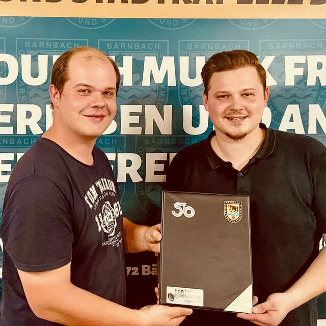 Obmann Florian FAULAND und Kapellmeister Žan VRANETIC sich über die neuen Konzertmappen, welche mit Unterstützung vom Haus der Musik Maier und der Firma Stoelzle Oberglas angekauft werden konnten. | Foto: Glasfabriks- und Stadtkapelle Bärnbach